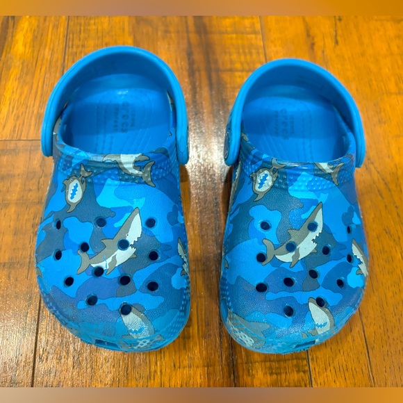 Crocs Classic Clogs Ocean Blue Shark Camouflage Size C7 Toddler Boy - Picture 2 of 12
